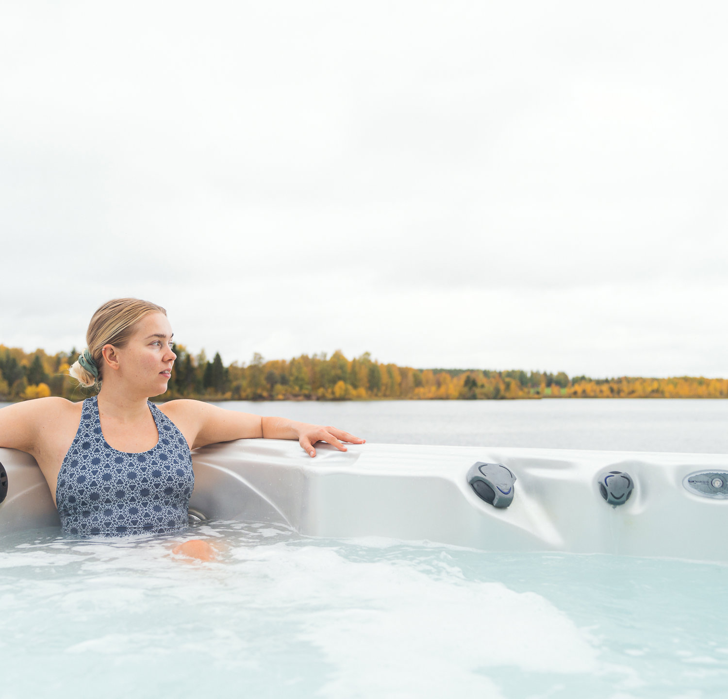 Kvinna i bubbelpool på Arctic Bath Spa i Norrland.